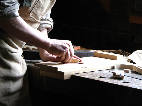 Ofrecemos un servicio de <strong>carpintería  de madera y ebanistería en Cútar</strong> adaptado a las necesidades del <strong>cliente</strong>.